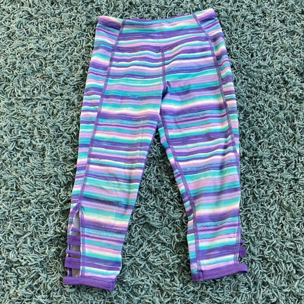 Girls Capri Legging 
Size 6-6X 
Criss-crossed detail on lower leg.